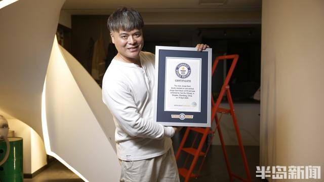 ”在青连续刷新四项有关堆叠的吉尼斯世界纪录瓦力棋牌游戏极限之上再叠一层！“纸牌建筑师(图7)