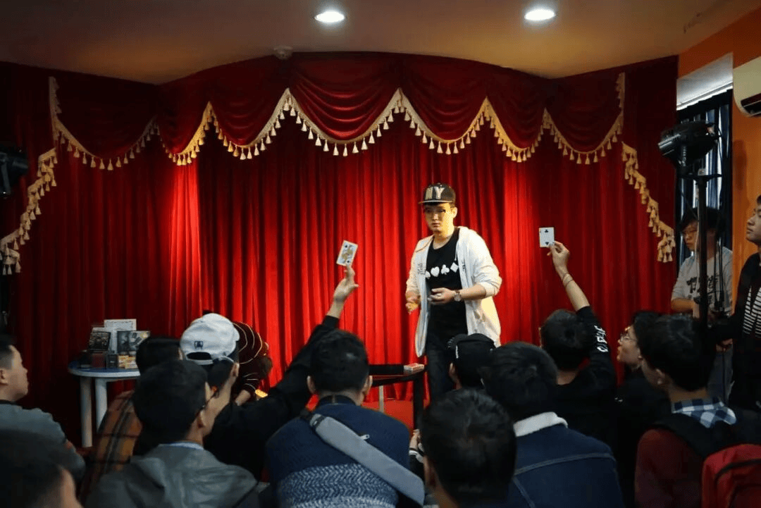 术分享与交流「扑克牌翻飞的浪漫与秩序」瓦力游戏app扑克牌艺术展览 花切魔(图2)